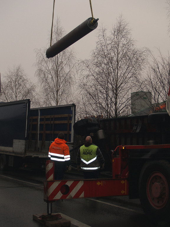 LKW Anhaenger umgekippt Koeln Niehl Geestemuenderstr Industriestr P43.JPG